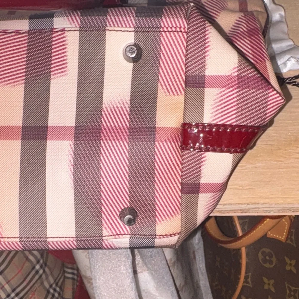 Burberry Heart-Print Tote Bag in Burgundy and Beige - Picture 10 of 14